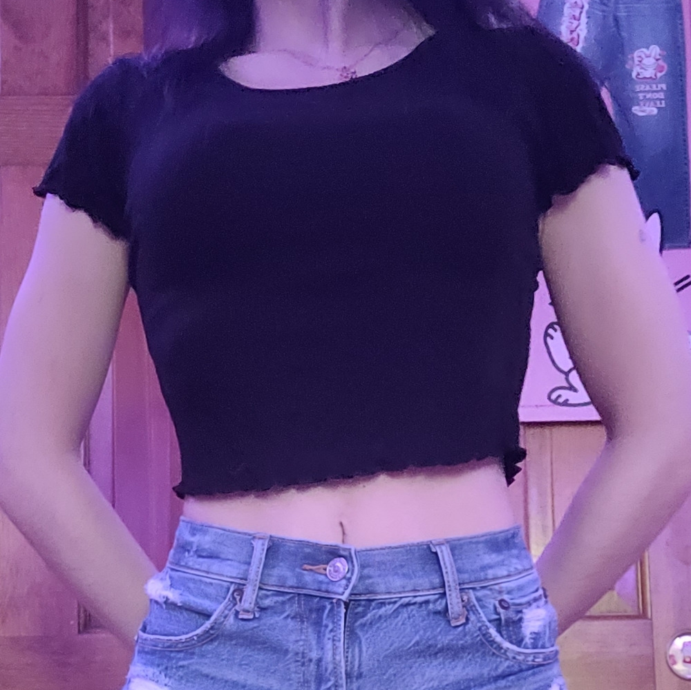 Cropped black shirt